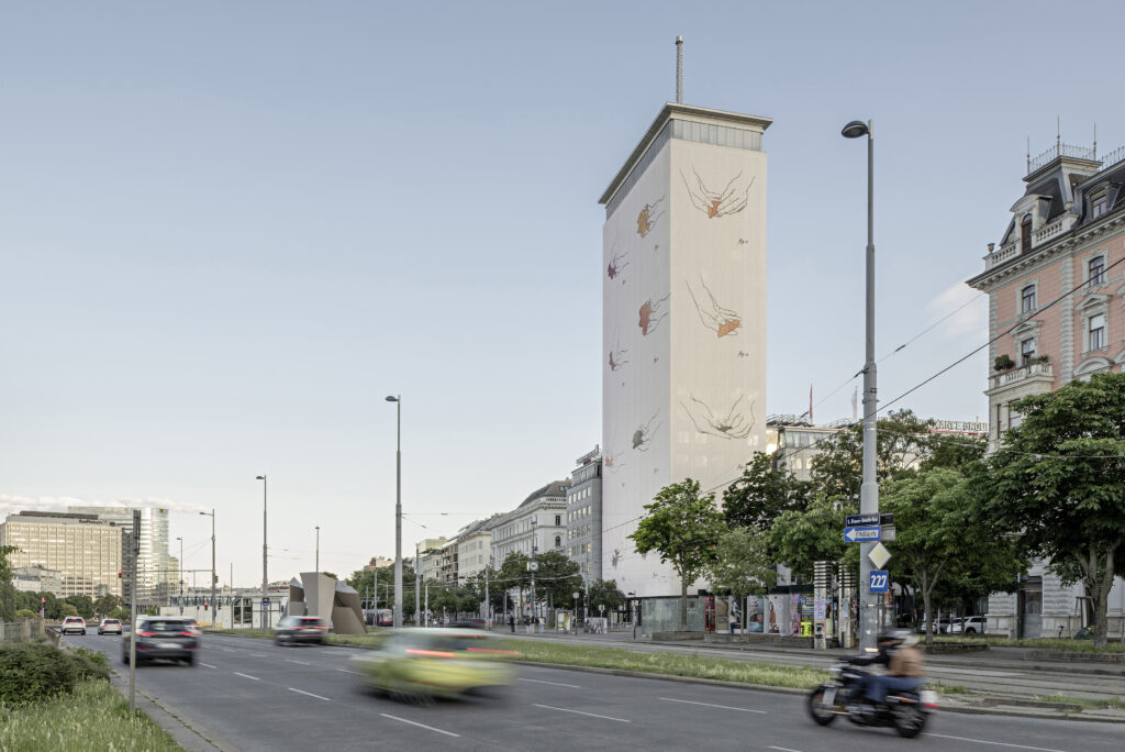 Instalația Pavel Brăila pe fațada Ringturm din Viena